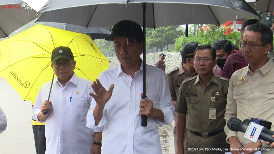 Presiden Joko Widodo (Jokowi) usai Meninjau Normalisasi Kali Ciliwung, Jakarta (21/2/2023). (Tangkapan Layar Youtube Sekretariat Presiden)