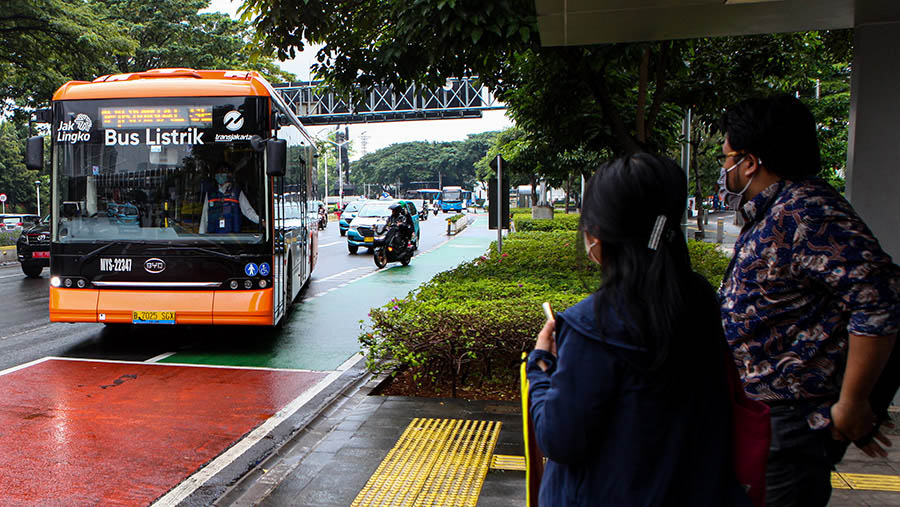 Penumpang menunggu bus listrik Transjakarta di Jakarta, Rabu (22/2/2023). (Bloomberg Technoz/ Andrean Kristianto)