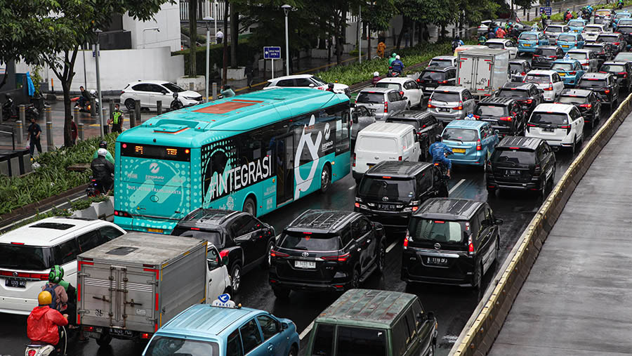 Bus listrik Transjakarta melintas di Jakarta, Selasa (21/2/2023). (Bloomberg Technoz/ Andrean Kristianto)