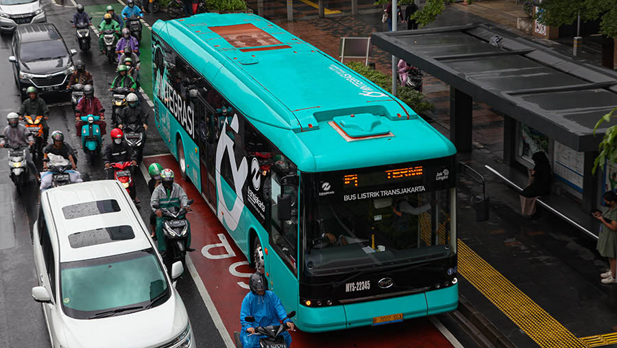 Untuk tahun ini Dinas Perhubungan DKI Jakarta akan menambah armada bus listrik Transjakarta. (Bloomberg Technoz/ Andrean Kristianto)