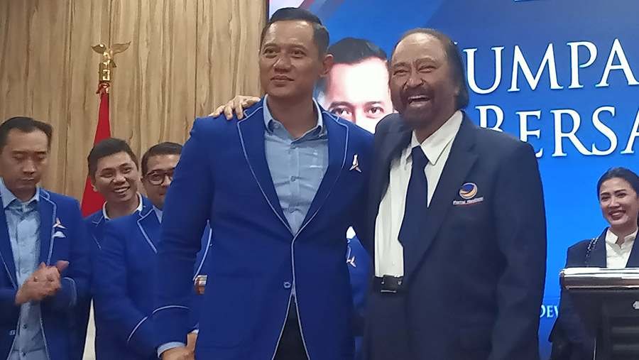 Ketua Umum Partai Demokrat, Agus Harimurti Yudhoyono (AHY) dan Ketua Umum Partai Nasdem Surya Paloh. (Bloomberg Technoz/ Sultan Ibnu Affan)