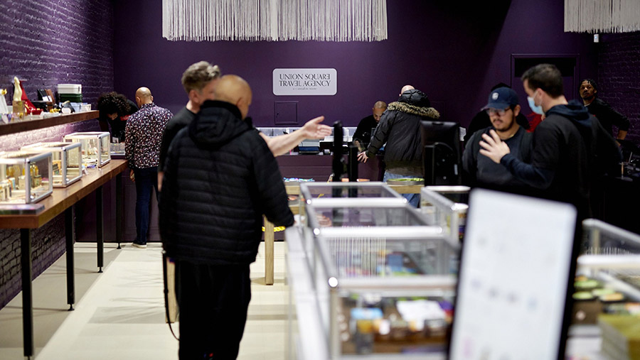 Pelanggan memilih produk berbahan ganja di apotik Union Square Travel Agency di New York, AS, Kamis (16/2/2023). (Gabby Jones/Bloomberg)