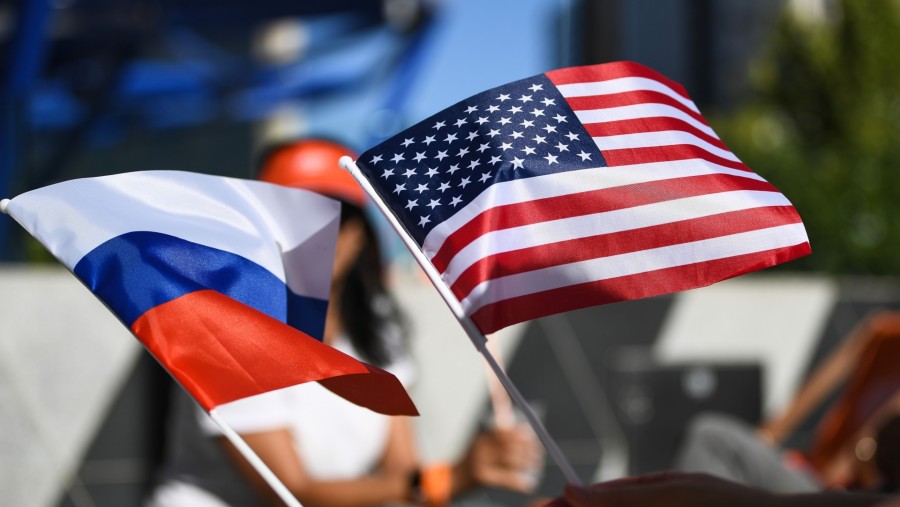 Bendera Rusia dan Amerika Serikat (AS) (Sumber: Bloomberg)