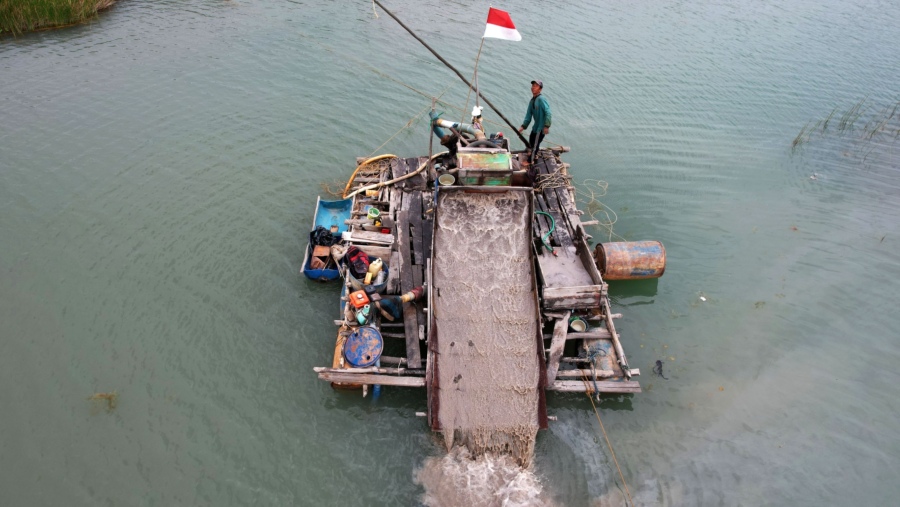 Aktivitas penambangan timah menggunakan alat sederhana di Desa Air Jangkang, Pulau Bangka. (Dok Dimas Ardian/Bloomberg)