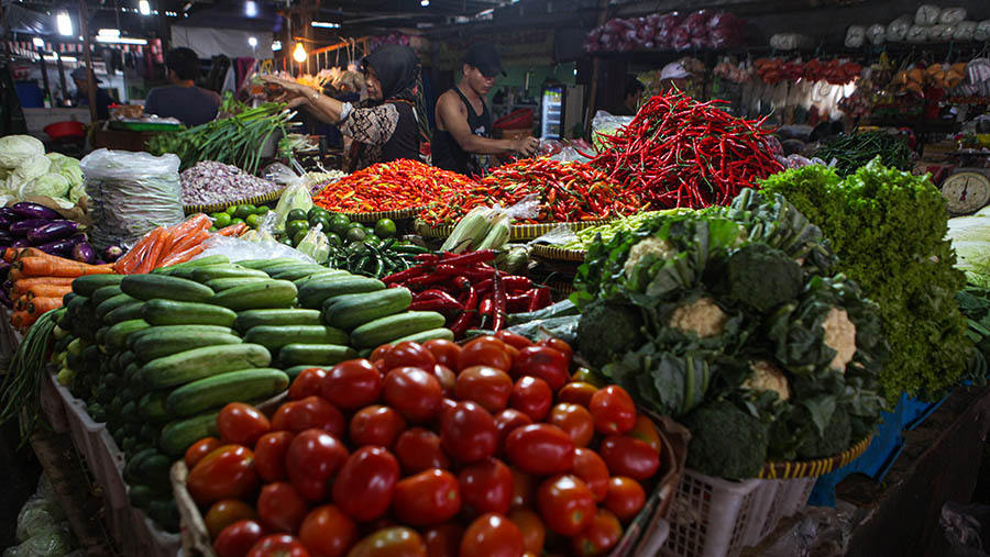 Pedagang cabai merapihkan dagangannya di Pasar Kebayoran Lama, Jakarta, Kamis (23/2/2023). (Bloomberg Technoz/ Andrean Kristianto)