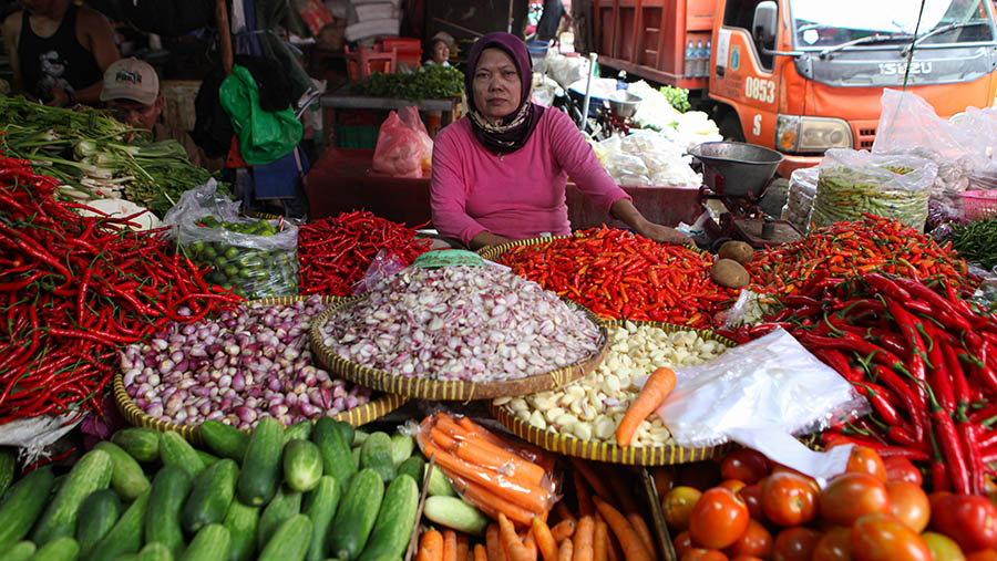 Pedagang cabai dan bawang menunggu pembeli di Pasar Kebayoran Lama, Jakarta, Kamis (23/2/2023). (Bloomberg Technoz/ Andrean Kristianto)