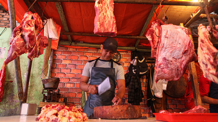 Harga daging sapi juga mengalami penurunan usai perayaan imlek. (Bloomberg Technoz/ Andrean Kristianto)