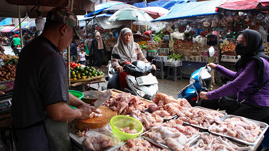 Pedagang ayam melayani pembeli di Pasar Kebayoran Lama, Jakarta, Kamis (23/2/2023). (Bloomberg Technoz/ Andrean Kristianto)