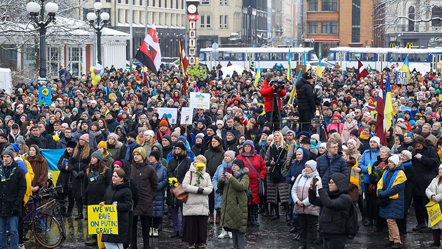 Demonstran berkumpul menandai satu tahun sejak invasi Rusia ke Ukraina di Riga, Latvia, Jumat (24/2/2023). (Andrey Rudakov/Bloomberg)