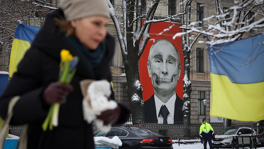 Mural bergambar Presiden Rusia, Vladimir Putin di sebuah gedung yang berdekatan dengan kedutaan Rusia di Riga, Latvia. (Andrey Rudakov/Bloomberg)