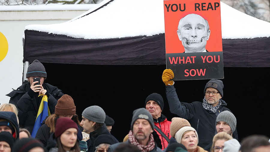 Demonstran berkumpul selama acara untuk menandai satu tahun sejak invasi Rusia ke Ukraina di Riga, Latvia. (Andrey Rudakov/Bloomberg)