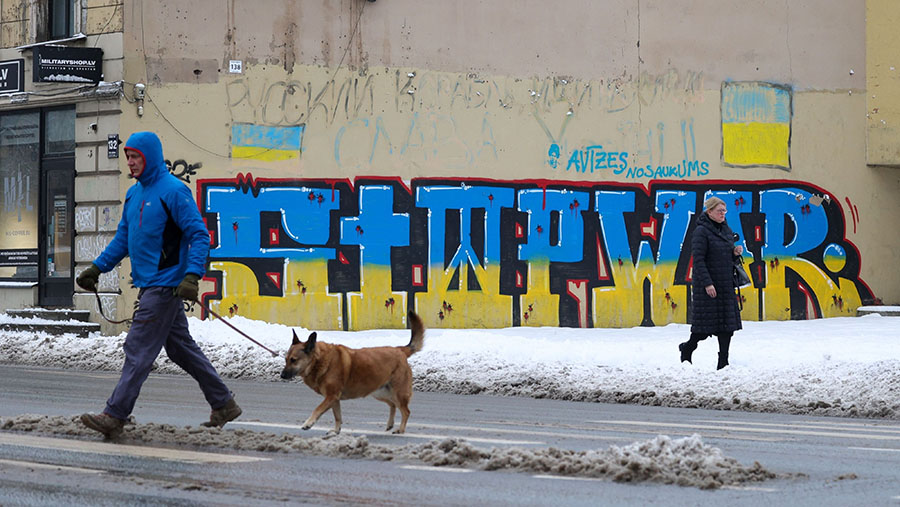 Sebuah mural grafiti bertuliskan 'Hentikan Perang' untuk menandai satu tahun sejak invasi Rusia ke Ukraina di Riga, Latvia. (Andrey Rudakov/Bloomberg)