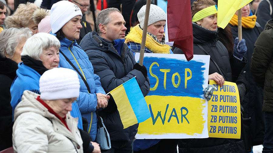 Demonstran berkumpul menandai satu tahun sejak invasi Rusia ke Ukraina di Riga, Latvia, Jumat (24/2/2023). (Andrey Rudakov/Bloomberg)