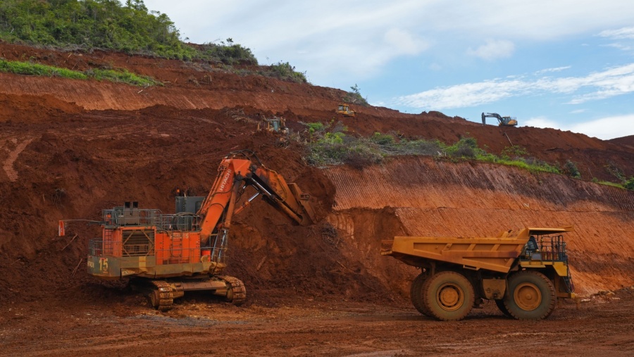 Pengangkutan tanah oleh excavator ke truk di Sorowako (Dok Dimas Ardian/Bloomberg)