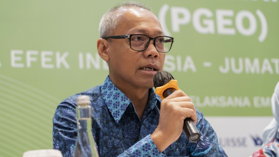 Direktur Utama Pertamina Geothermal Energy Ahmad Yuniarto memberi keterangan kepada media usai listing perdana saham. (Dok Rony Zakaria/Bloomberg)