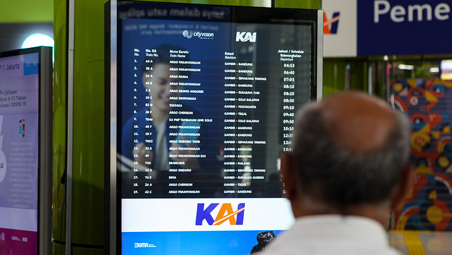 Suasana penumpang kereta api jarak jauh di Stasiun Gambir, Jakarta, Senin, (27/2/2023). (Bloomberg Technoz/ Andrean Kristianto)