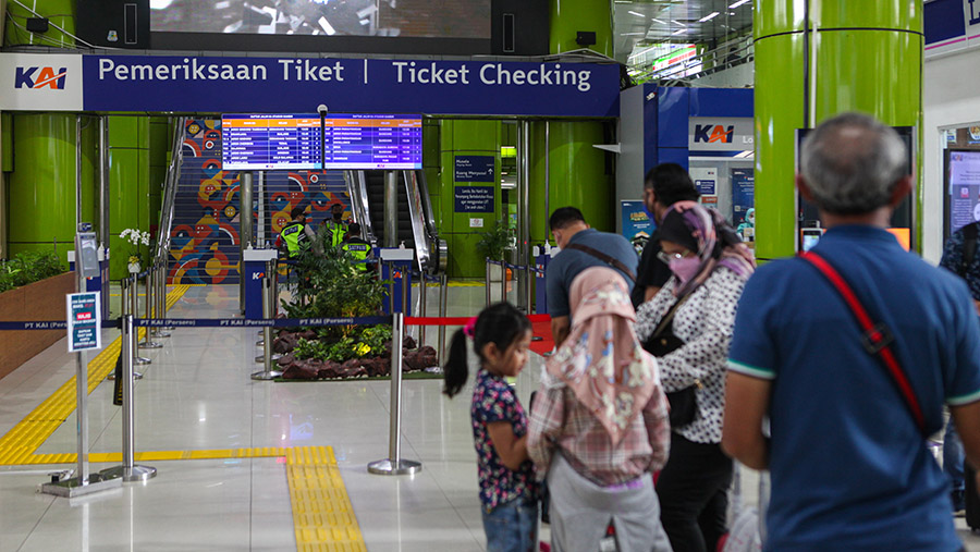 Suasana penumpang kereta api jarak jauh di Stasiun Gambir, Jakarta, Senin, (27/2/2023). (Bloomberg Technoz/ Andrean Kristianto)