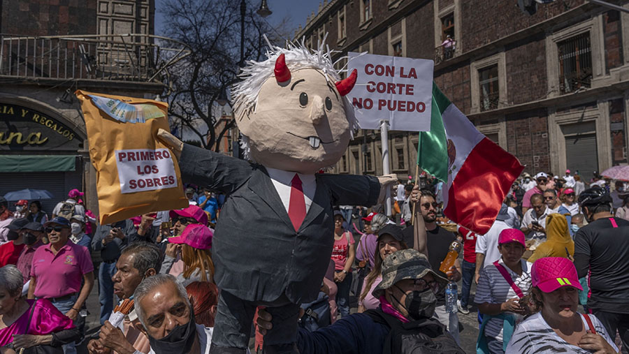 Dalam aksinya pendemo membawa pinata mirip dengan Presiden Meksiko Andres Manuel Lopez Obrador. (Alejandro Cegarra/Bloomberg)