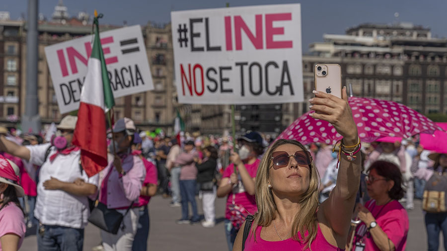 Presiden Lopez Obrador berupaya mengurangi pendanaan untuk INE (badan pemilu) dan memangkas tenaga kerjanya. (Alejandro Cegarra/Bloomberg)
