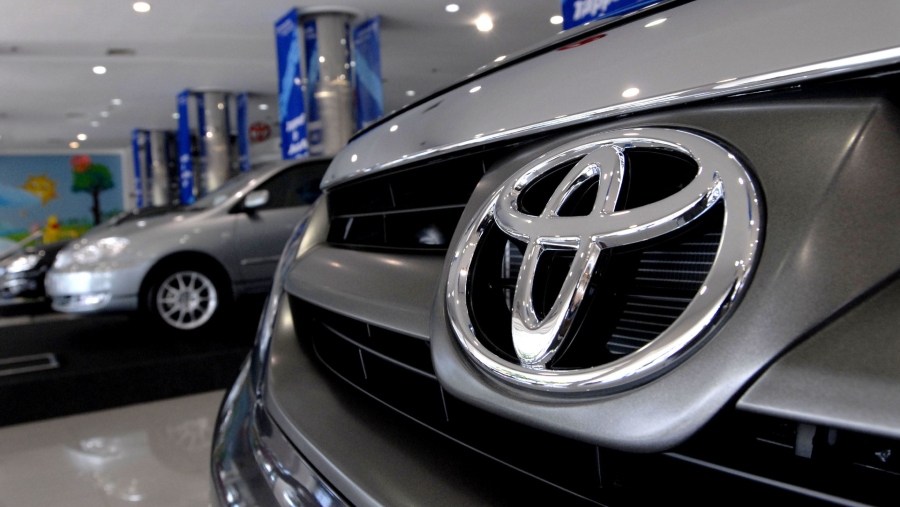 Logo Toyota pada salah satu gerai penjualan mobil milik Astra International. (Dok NG SWAN TI/Bloomberg)