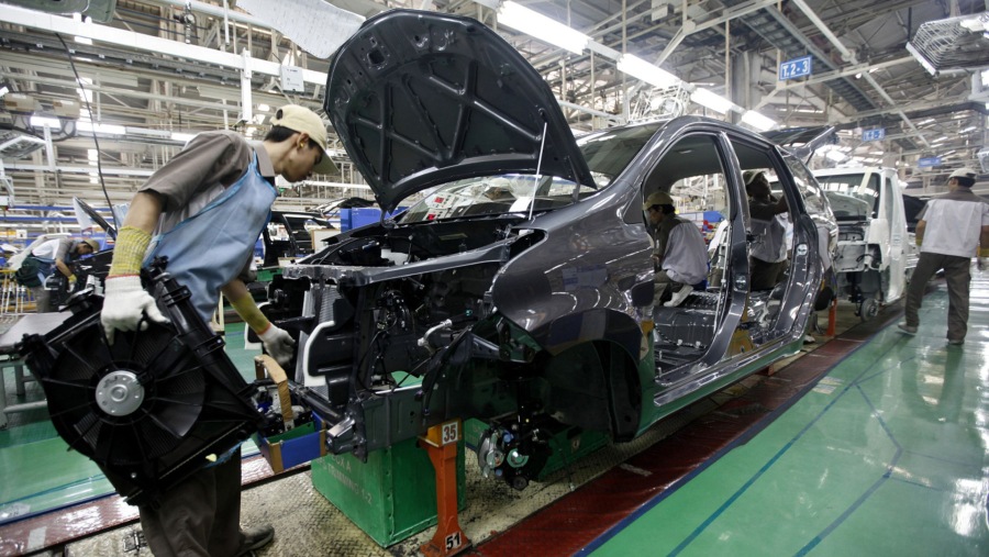 Salah satu line perakitan Daihatsu Xenia multi-purpose di pabrik PT Astra Daihatsu Motor, bagian dari Astra Intertional. (Dok Dadang Tri/Bloomberg)