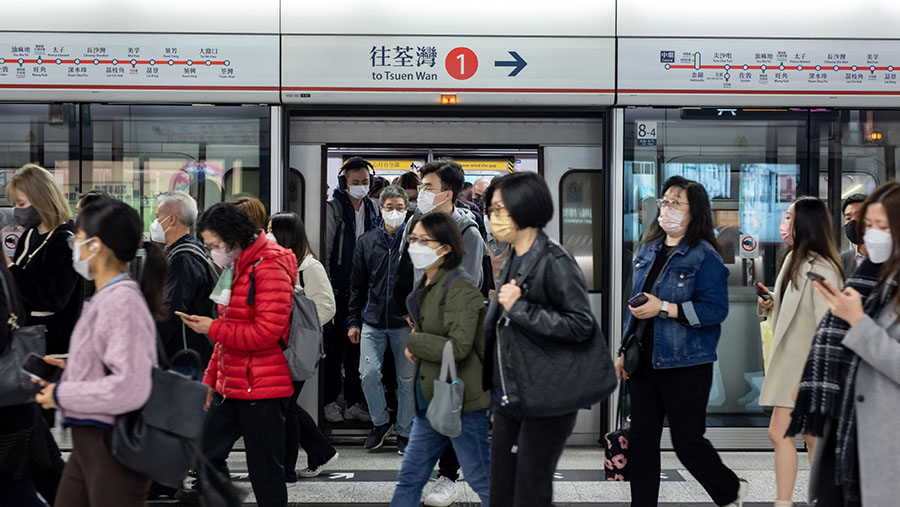 Hong Kong bakal menghapuskan semua kewajiban pemakaian masker di ruang tertutup dan terbuka pada awal Maret.  (Paul Yeung/Bloomberg)