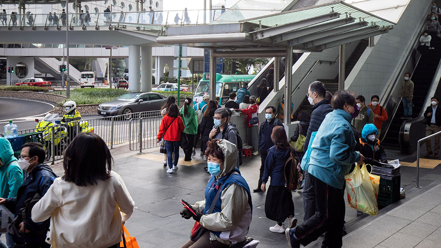 Pekan lalu, Hong Kong diketahui sempat memperpanjang kewajiban maskernya selama dua minggu hingga 8 Maret. (Paul Yeung/Bloomberg)