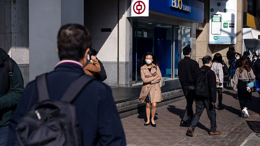 Pemberlakuan kebijakan masker dimulai pada tiga tahun lalu seiring dengan meningkatnya kasus covid-19. (Paul Yeung/Bloomberg)