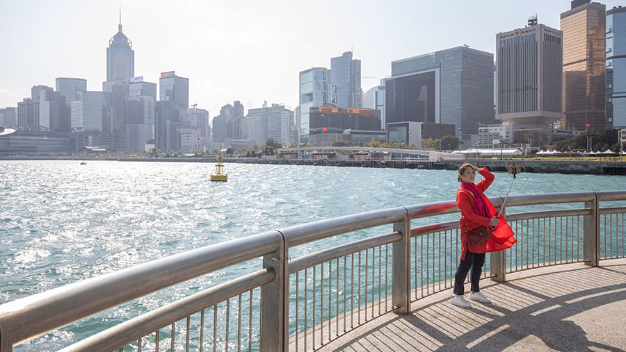 Seseorang berswafoto di Hong Kong, Selasa (28/2/2023). (Paul Yeung/Bloomberg)