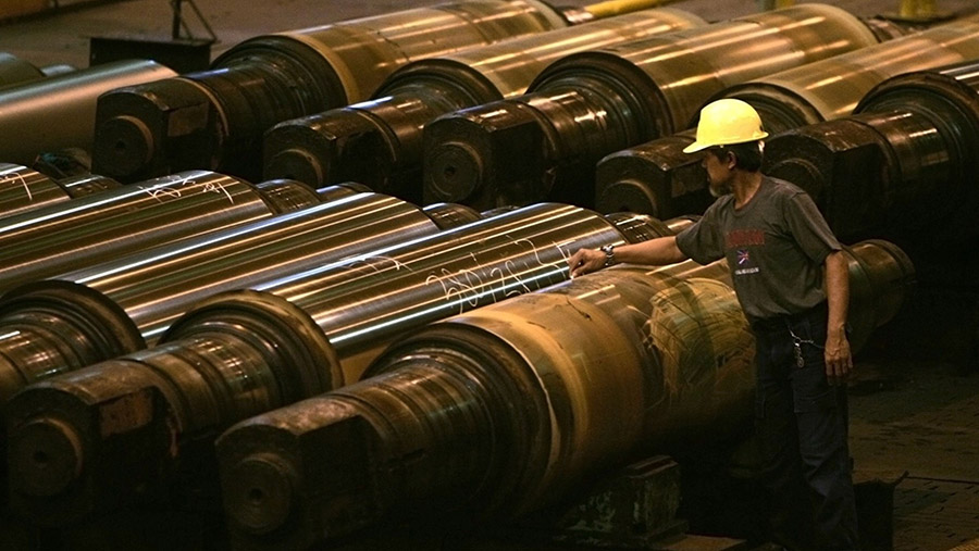 Seorang pekerja menandai roller baja di area roll shop pabrik PT Krakatau Steel di Cilegon, Provinsi Banten,Kamis (21/2/2013). (Dadang Tri/Bloomberg