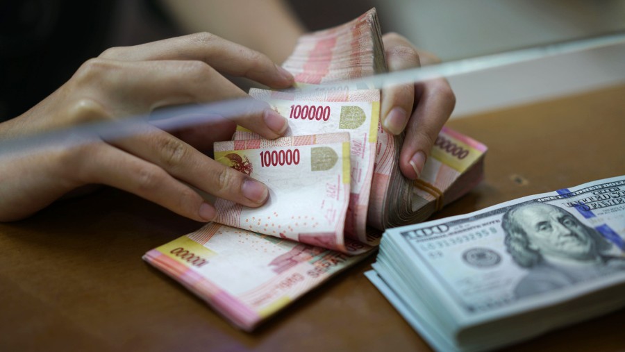 Pelemahan nilai tukar rupiah menghadapi dolar AS terus tertekan (Bloomberg)