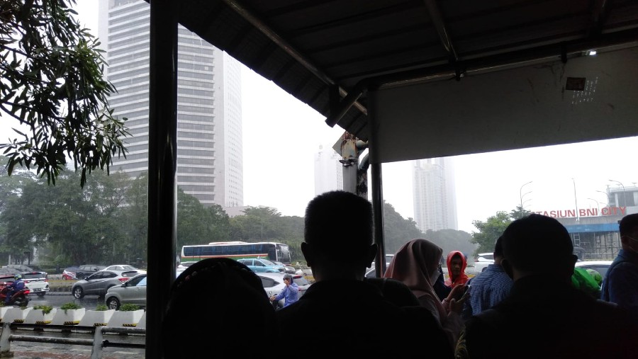 Hujan pagi hari di Jakarta berdampak pada aktivitas warga (Bloomberg Technoz/Ezra Sihite)