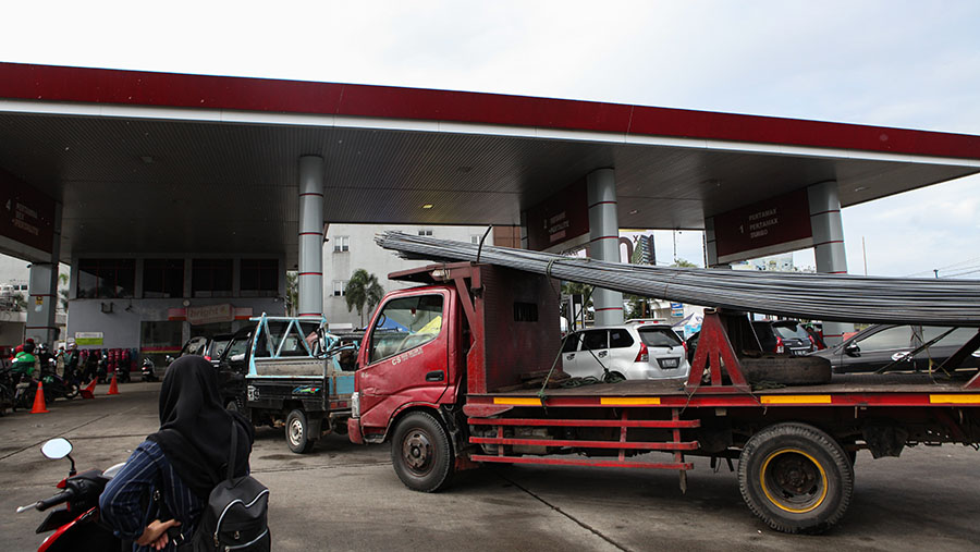 Sementara harga Dexlite wilayah DKI Jakarta Rp 14.950/liter. Untuk harga Pertamina Dex Rp 15.850/liter. (Bloomberg Technoz/ Andrean Kristianto)