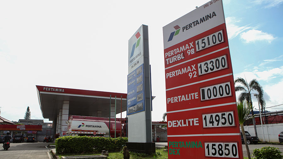 Papan harga BBM terpampang di depan SPBU Pertamina, Jakarta, Rabu (1/3/2023). (Bloomberg Technoz/ Andrean Kristianto)