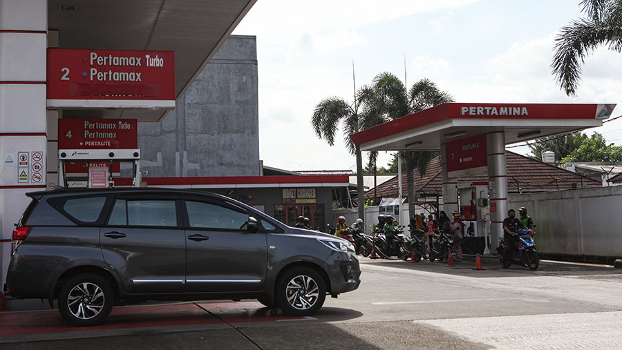 Suasana pengisian BBM di SPBU Pertamina, Jakarta, Rabu (1/3/2023). (Bloomberg Technoz/ Andrean Kristianto)