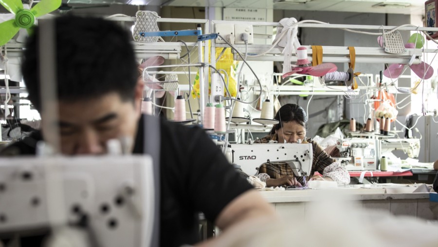 Aktivitas di Sebuah Pabrik Garmen di Guangzhou (Sumber: Bloomberg)