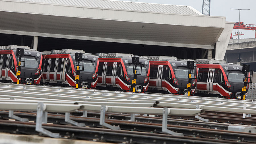 Total 18 stasiun yang bakal dilintasi oleh LRT, mulai dari jalur Bekasi Timur, Cawang, Cibubur dan Dukuh atas. (Bloomberg Technoz/ Andrean Kristianto)