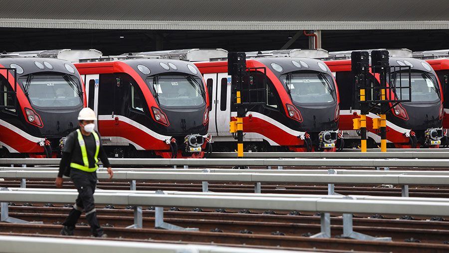 Rangkaian kereta LRT Jabodebek di Depo LRT Jabodebek, Bekasi. (Bloomberg Technoz/ Andrean Kristianto)