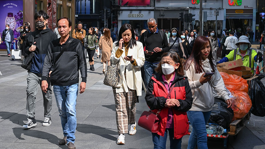 Kini warga Hong Kong dapat beraktivitas tanpa menggunakan masker. (Billy H.C. Kwok/Bloomberg)