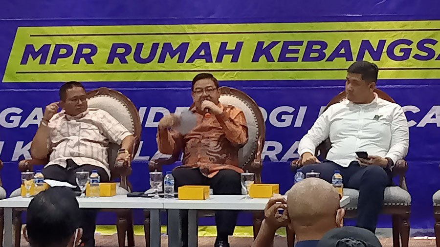 Sekretaris Otorita Ibu Kota Nusantara (IKN) Achmad Jaka Santos Adiwijaya (tengah). (Bloomberg Technoz/ Sultan Ibnu Affan)