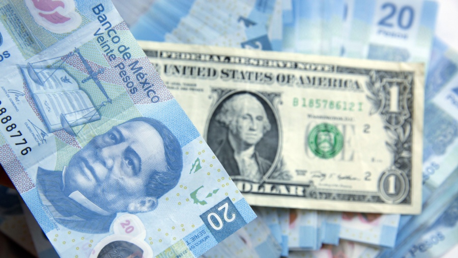 Ilustrasi Peso Meksiko dan Dolar AS (Sumber: Susana Gonzalez/Bloomberg)