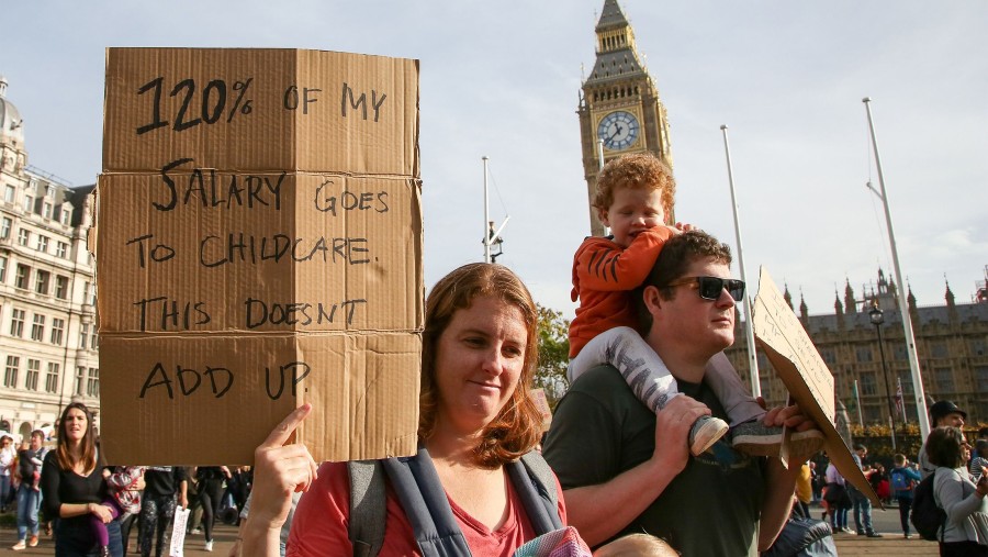 Para Ibu Bekerja di Inggris Melakukan Protes (Sumber: Bloomberg)
