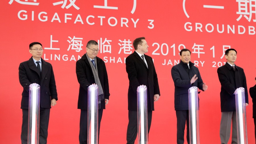Tom Zhu, kiri, dengan Elon Musk, tengah, saat peletakan batu pertama pabrik Tesla di Shanghai pada Januari 2019. Sumber: Qilai Shen/Bloomberg