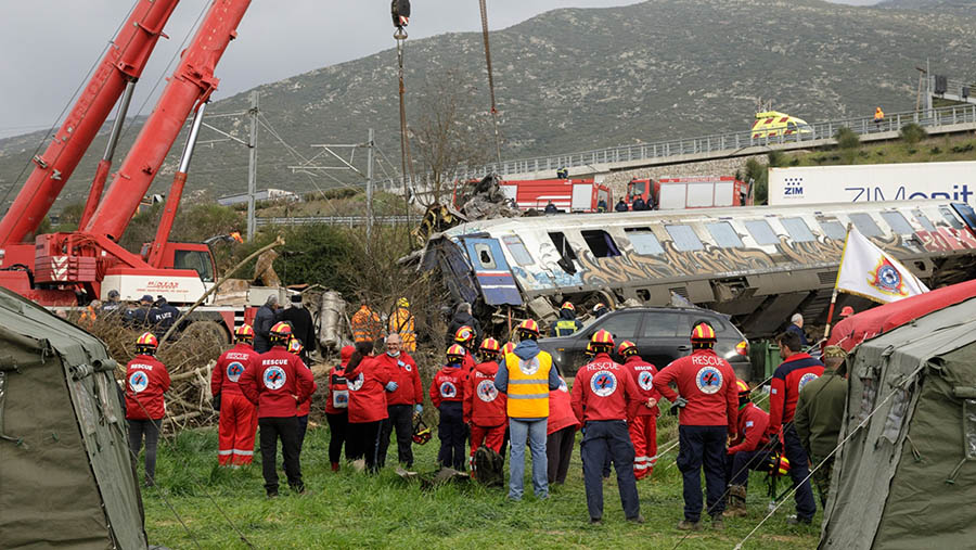 Setidaknya 38 orang tewas dan 72 lainnya luka-luka dalam kecelakaan kereta api itu. (Konstantinos Tsakalidis/Bloomberg)