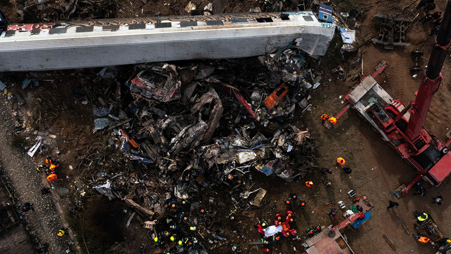 Kecelakaan saat kereta penumpang melakukan perjalanan dari Athena ke Thessaloniki bertabrakan dengan kereta kargo. (Konstantinos Tsakalidis/Bloomberg)