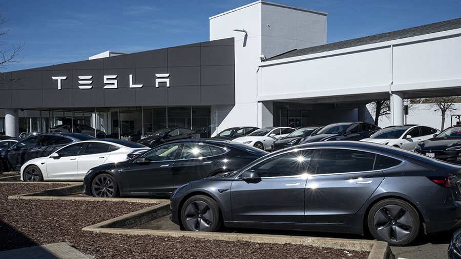 Mobil Tesla terparkir di showroom Tesla di Vallejo, California, AS, Kamis (2/3/2023). (David Paul Morris/Bloomberg)