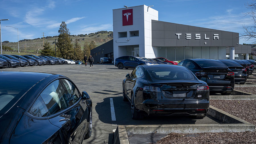 Mobil Tesla terparkir di showroom Tesla di Vallejo, California, AS, Kamis (2/3/2023). (David Paul Morris/Bloomberg)