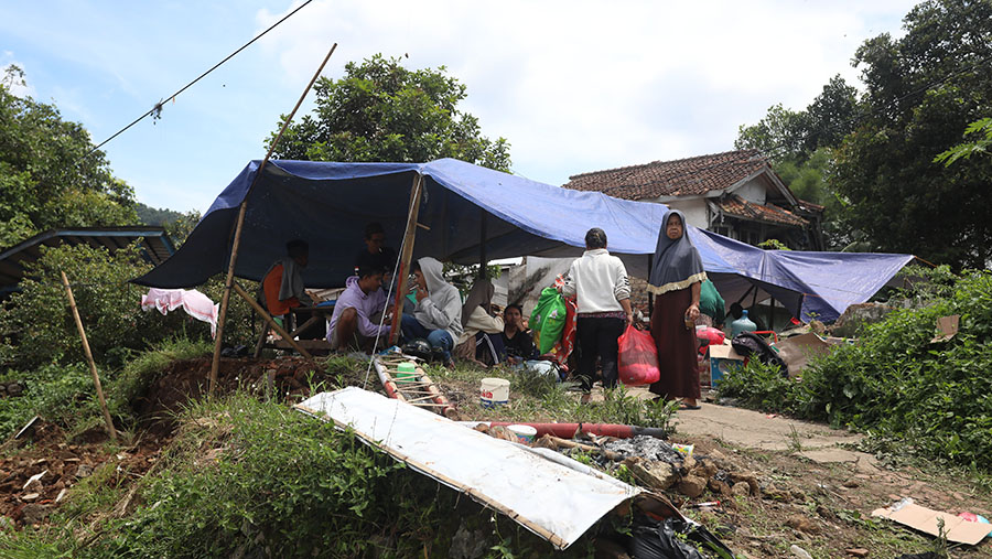 Pengungsi korban gempa bumi di Kampung Cijedil, desa Cijedil, Cugenang, Cianjur, Selasa (22/11/2022). (Bloomberg Technoz/ Andrean Kristianto)