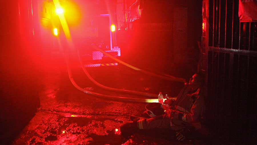 Petugas pemadam bekerja memadamkan api hingga lelah. (Bloomberg Technoz/ Andrean Kristianto)