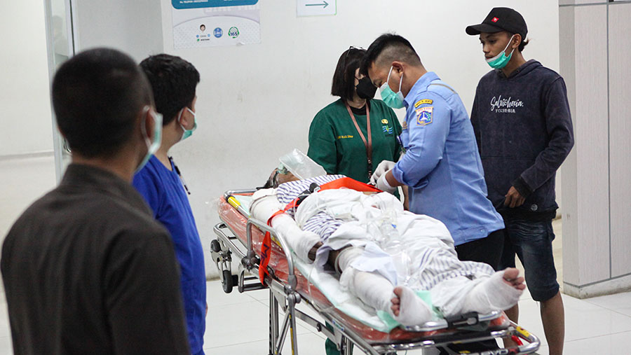 Usai mendapatkan pertolongan pertama di RSUD Koja, korban luka lalu parah di rujuk ke sejumlah rumah sakit. (Bloomberg Technoz/ Andrean Kristianto)